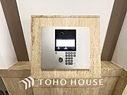エントランスはオートロック完備で安心のセキュリティ