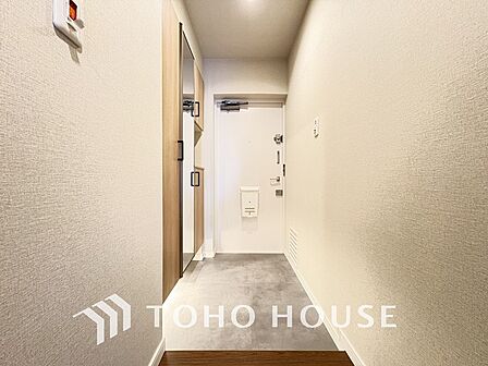 飾り過ぎないシンプルな内装の玄関