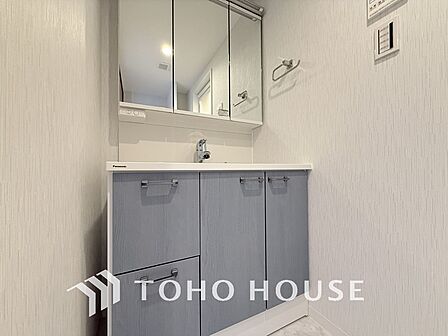 新規設置の洗面化粧台。収納豊富で使い勝手の良い3面鏡です
