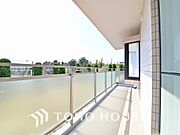 日当たりの良いバルコニーで晴れの日の洗濯物も楽しみになりますね