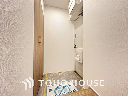 飾り過ぎないシンプルな内装の玄関