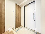 飾り過ぎないシンプルな内装の玄関