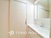 落ち着きのある色合いでまとめられた洗面室