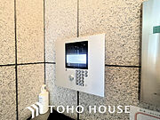 エントランスはオートロック完備で安心のセキュリティ