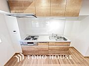 シンプルな部屋の雰囲気に溶け合うナチュラルキッチン