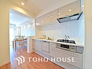 シンプルな部屋の雰囲気に溶け合うナチュラルキッチン