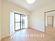 シンプルですっきりとした室内は飽きのこない居心地の良い雰囲気