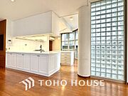 家事をしながら家族との会話も弾む人気の対面キッチンを採用