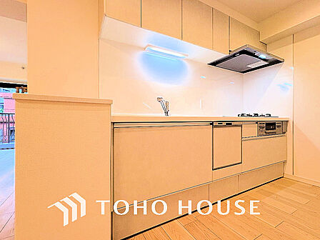 シンプルな部屋の雰囲気に溶け合うナチュラルキッチン