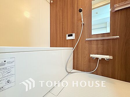 一日の疲れを癒すバスルームは、心地よいリラックスを叶える清潔感溢れる空間
