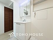 新規設置の洗面化粧台。収納豊富で使い勝手の良い3面鏡です