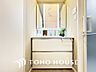 洗面：新規設置の洗面化粧台。収納豊富で使い勝手の良い3面鏡です
