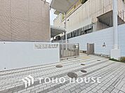港区立三田中学校　距離550m