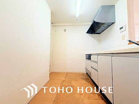 シンプルな部屋の雰囲気に溶け合うナチュラルキッチン