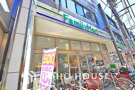 ファミリーマート 経堂駅前店 距離250m