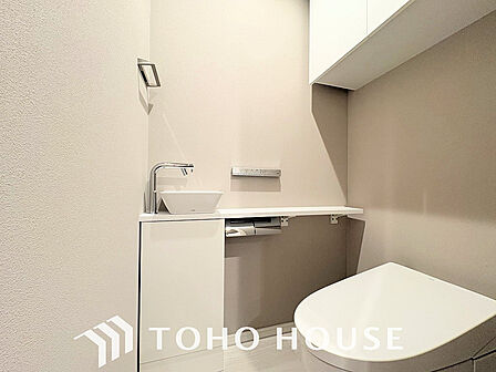 トイレには快適な温水洗浄便座付