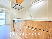 シンプルな部屋の雰囲気に溶け合うナチュラルキッチン