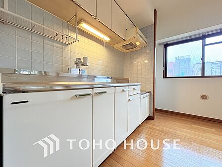 シンプルな部屋の雰囲気に溶け合うナチュラルキッチン