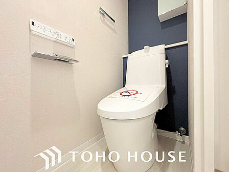 トイレには快適な温水洗浄便座付