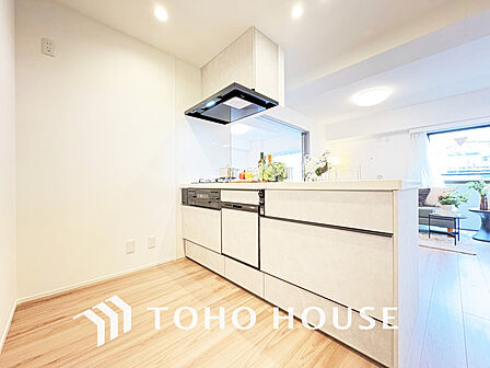 シンプルな部屋の雰囲気に溶け合うナチュラルキッチン