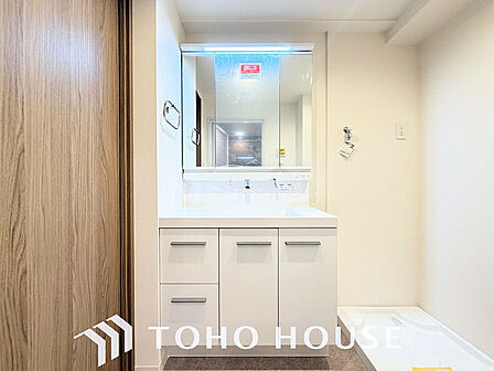 大きな洗面鏡付き、朝の身支度も楽しくなりますね