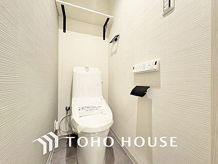 トイレには快適な温水洗浄便座付