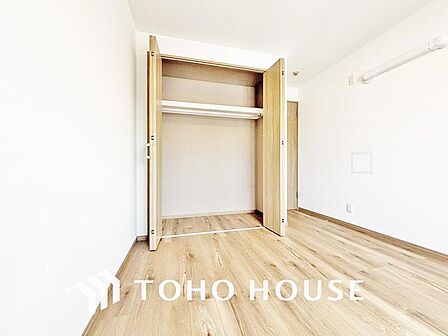 シンプルですっきりとした室内は飽きのこない居心地の良い雰囲気