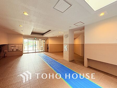 落ち着いた色合いのエントランス