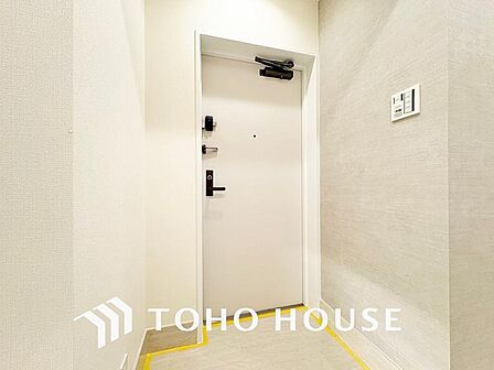 落ち着いた雰囲気の玄関、家族の帰りを暖かく迎えてくれます