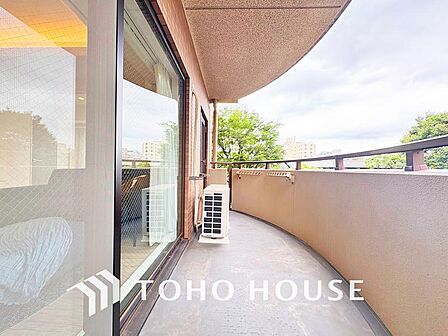 日当たりの良いバルコニーで晴れの日の洗濯物も楽しみになりますね