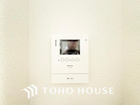 「モニターホン」誰が来てもわかる様にモニター付きインターホンを設置。快適と安らぎを合わせた優しい設計。