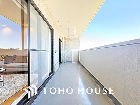 日当たりの良いバルコニーで晴れの日の洗濯物も楽しみになりますね