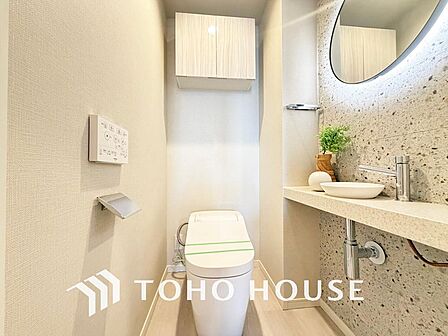 トイレには快適な温水洗浄便座付
