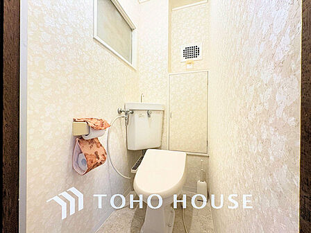 白いクロスにより清潔感のあるトイレ