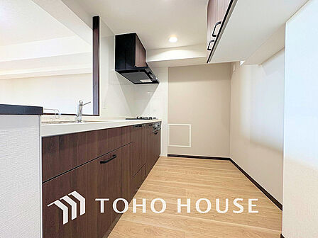 シンプルな部屋の雰囲気に溶け合うナチュラルキッチン
