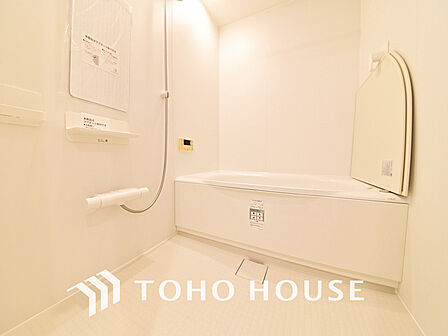 一日の疲れを癒すバスルームは、心地よいリラックスを叶える清潔感溢れる空間