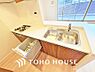 キッチン：シンプルな部屋の雰囲気に溶け合うナチュラルキッチン