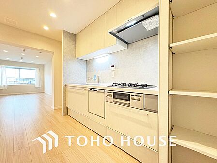 シンプルな部屋の雰囲気に溶け合うナチュラルキッチン
