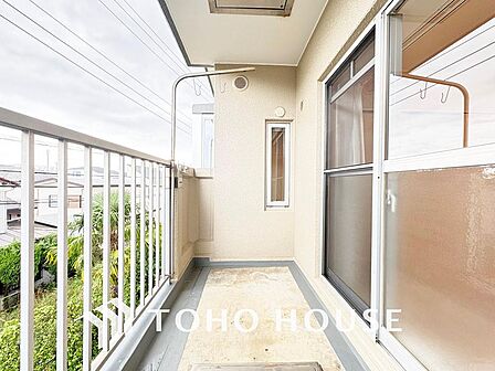 日当たりの良いバルコニーで晴れの日の洗濯物も楽しみになりますね