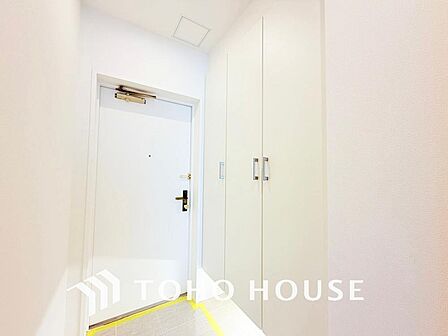 落ち着いた雰囲気の玄関、家族の帰りを暖かく迎えてくれます