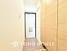 玄関：この場所には「希望」と「優越」で包み込んでくれる「特別」な空間があります。