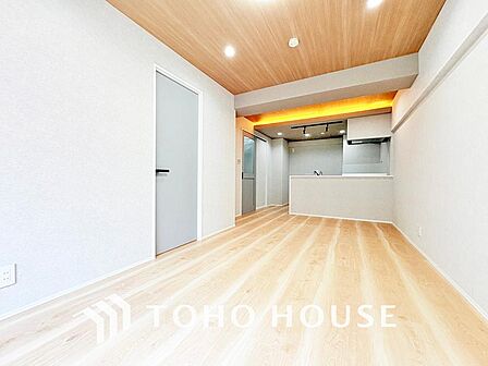 光が注がれる青い空から鮮やかに赤色にゆっくりと染まる。そんな優しい時間がここでは流れてゆく。