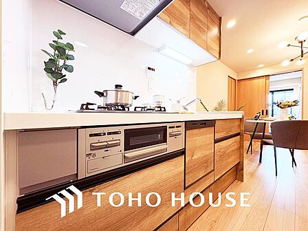 シンプルな部屋の雰囲気に溶け合うナチュラルキッチン
