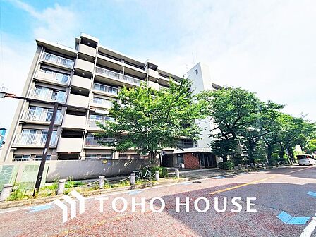 ~駅徒歩8分の好立地と明るい南東向きの住環境~キッチンや浴室など水回りまで一新された快適な空間~