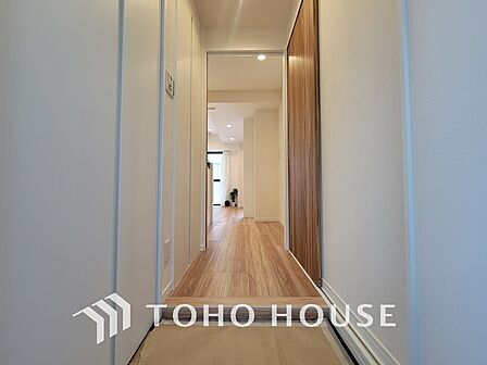 飾り過ぎないシンプルな内装の玄関