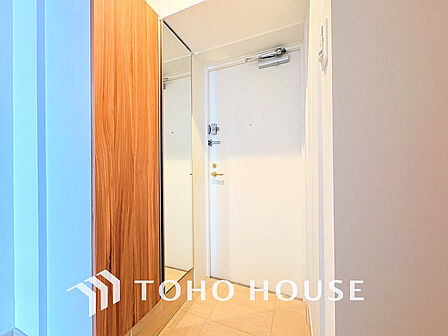 落ち着いた雰囲気の玄関、家族の帰りを暖かく迎えてくれます