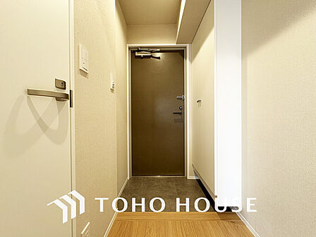 飾り過ぎないシンプルな内装の玄関