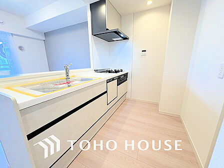 シンプルな部屋の雰囲気に溶け合うナチュラルキッチン