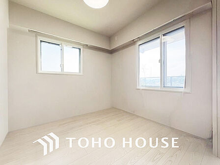 採光もある洋室は、くつろぎのひと時を過ごすのにぴったり(現地には家具があります)