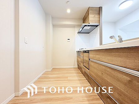 シンプルな部屋の雰囲気に溶け合うナチュラルキッチン